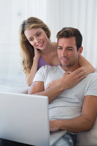 Relaxed couple using laptop on couch — Stock Photo, Image