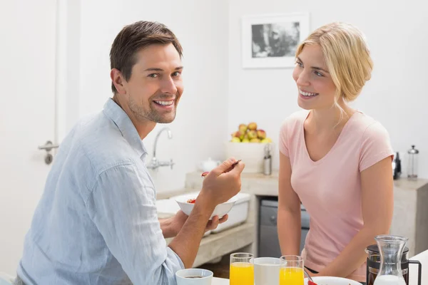 Mutlu çift kahvaltısını evde yapıyor. — Stok fotoğraf