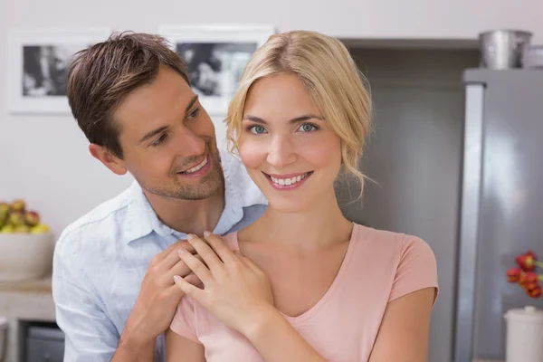 Feliz amante joven pareja en la cocina — Foto de Stock