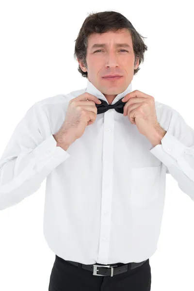 Man adjusting bow tie before wedding — Stock Photo, Image