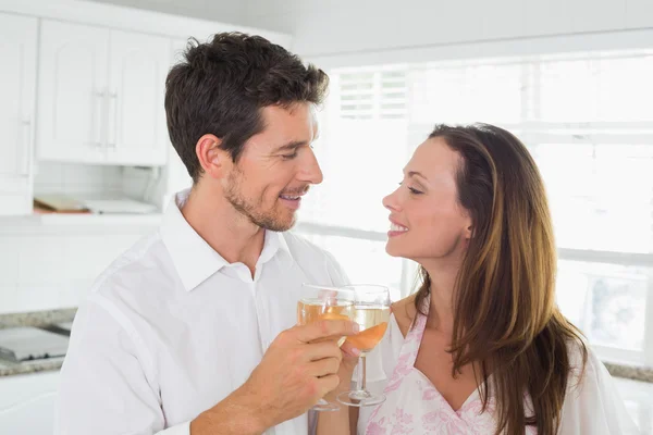 Любящие пары пьют бокалы за вино дома — стоковое фото