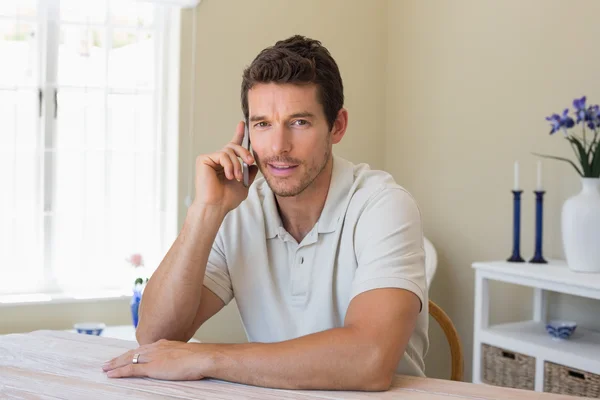 Relaxado homem usando telefone celular em casa — Fotografia de Stock