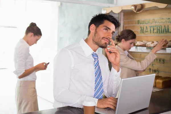 Affärsman med laptop i office cafeteria — Stockfoto