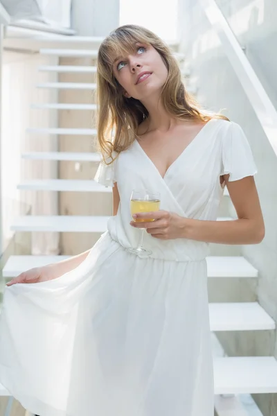 Belle femme réfléchie avec verre de vin sur les escaliers — Photo