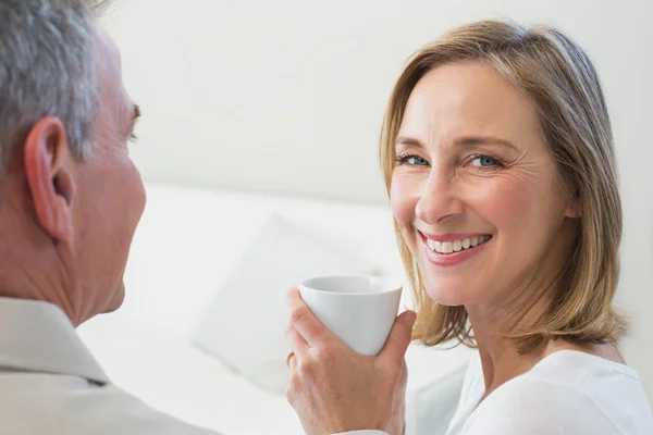 Gros plan d'un couple détendu avec tasse à café — Photo