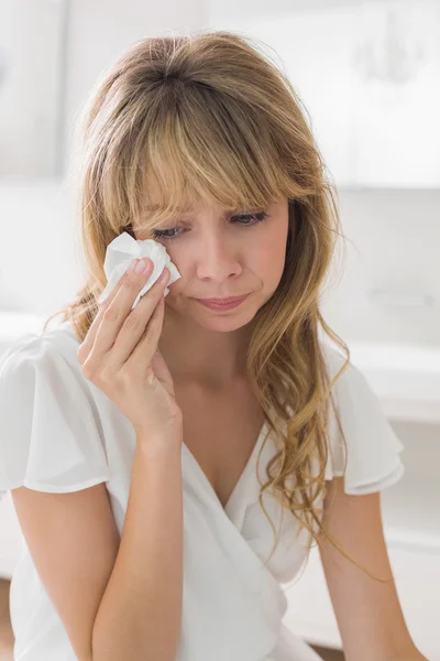 Trieste jonge vrouw huilen — Stockfoto