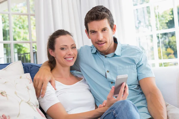 Feliz casal mensagens de texto na sala de estar — Fotografia de Stock