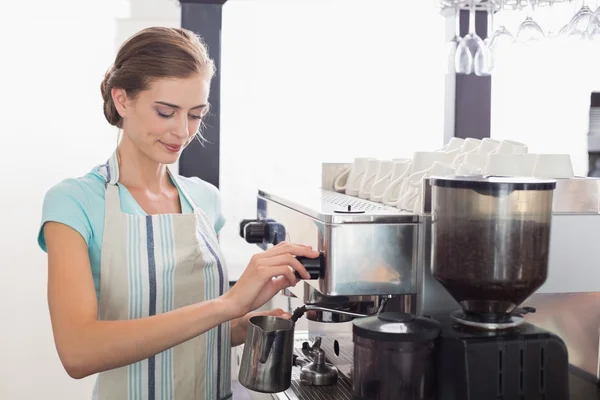 Kadın barista Espresso kahve dükkanında hazırlanıyor — Stok fotoğraf