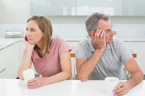 Pareja no hablando después de una discusión en la cocina — Foto de Stock