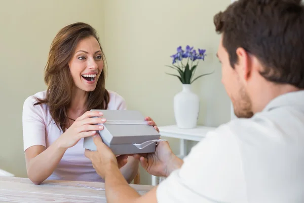 Uomo dando donna felice una scatola regalo — Foto Stock