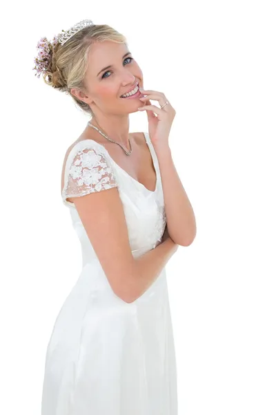 Braut mit Hand am Kinn vor weißem Hintergrund — Stockfoto