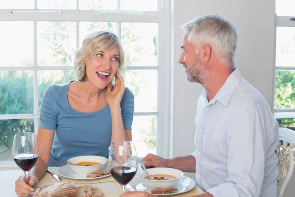 Pareja madura con copas de vino comiendo —  Fotos de Stock