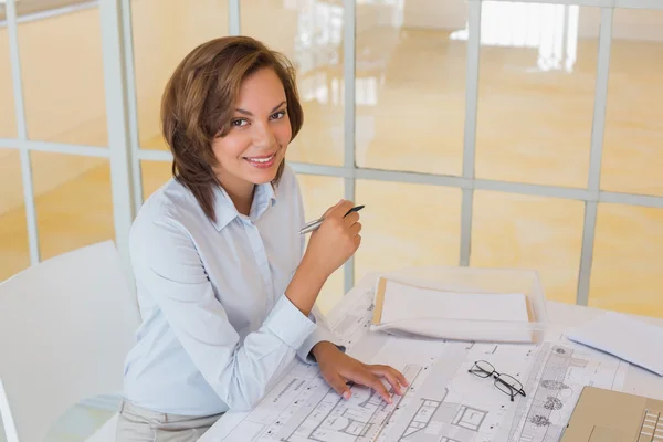 Porträtt av säker affärskvinna leende på kontor — Stockfoto