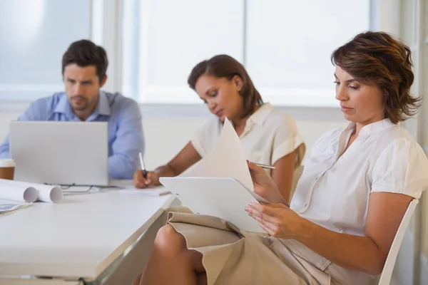 Geschäftsleute bei einer Besprechung im Büro — Stockfoto