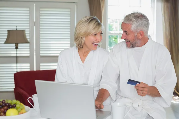 Feliz casal maduro fazendo compras on-line em casa — Fotografia de Stock