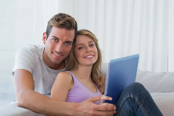 Pareja joven usando tableta digital juntos — Foto de Stock