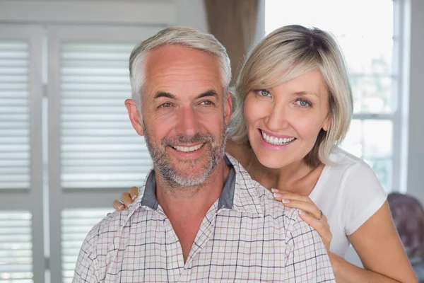 Närbild av en glad äldre par hemma — Stockfoto