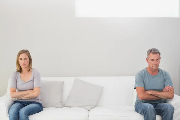 Olyckliga par talar inte efter ett gräl hemma — Stockfoto
