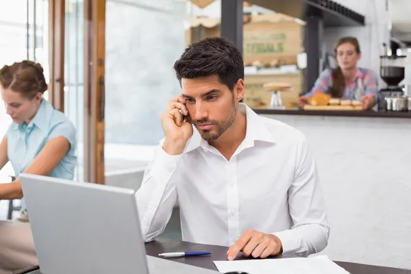 Mann benutzt Handy in Café — Stockfoto