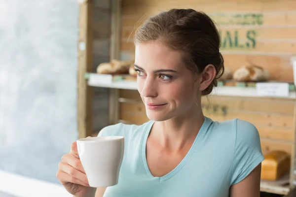 Donna premurosa che beve caffè in caffetteria — Foto Stock