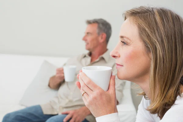 Ontspannen paar met koffie cups — Stockfoto