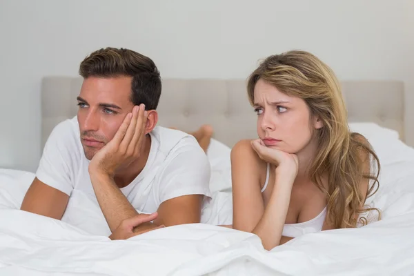 Paar niet praten na een argument in bed — Stockfoto