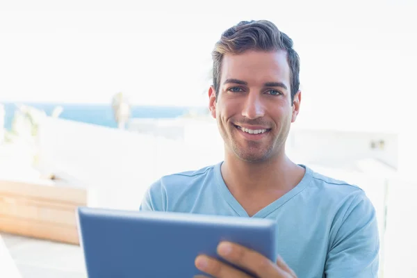 使用数字平板电脑的男人微笑着的肖像 — 图库照片