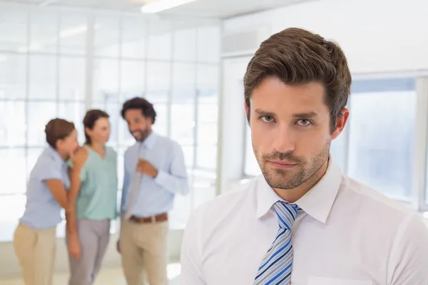 meslektaşları ile ön planda sad işadamı dedikodu