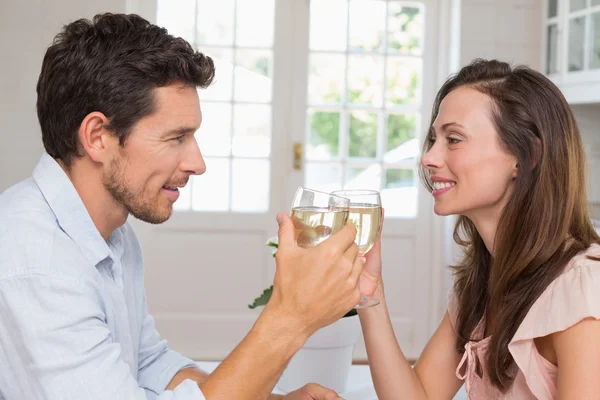 Amor pareja tostando copas de vino en casa —  Fotos de Stock