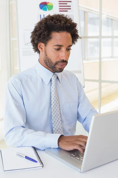 Бизнесмен использует ноутбук на рабочем столе — стоковое фото