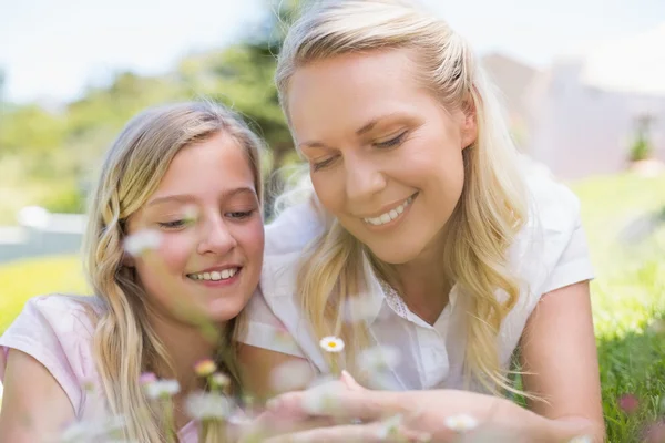 Moeder en dochter liggen in park — Stockfoto