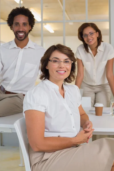 ยิ้มนักธุรกิจหญิงกับเพื่อนร่วมงานที่ออฟฟิศ — ภาพถ่ายสต็อก