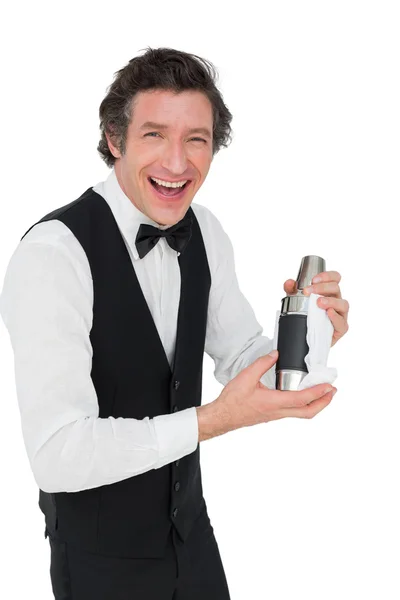 Barista utilizzando cocktail shaker sullo sfondo bianco — Foto Stock
