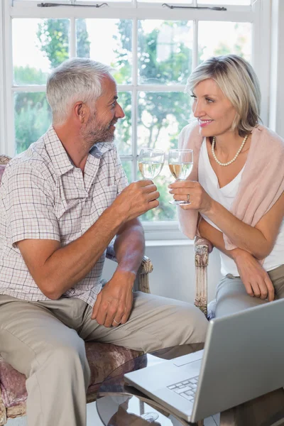 Feliz pareja madura con copas de vino en casa —  Fotos de Stock