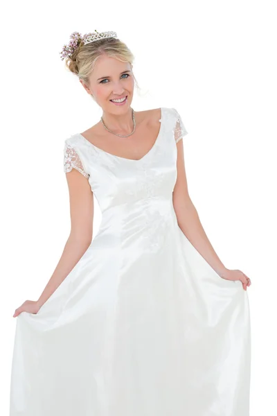 Felice giovane donna che indossa l'abito da sposa — Stockfoto