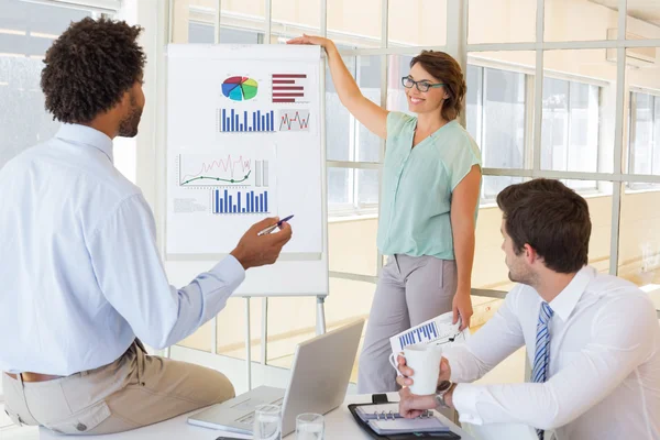 Zakenvrouw presentatie geven aan collega's in office — Stockfoto