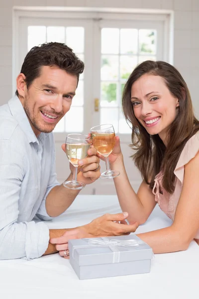 Porträt eines verliebten Paares beim Anstoßen auf Weingläser — Stockfoto