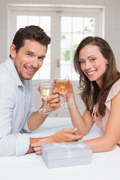 Portrait d'un couple aimant toasting verres à vin — Photo