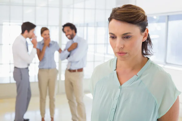 Collega roddelen met triest zakenvrouw op voorgrond — Stockfoto