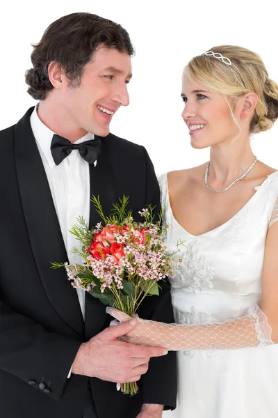 Sposa e sposo con fiore su sfondo bianco — Foto Stock