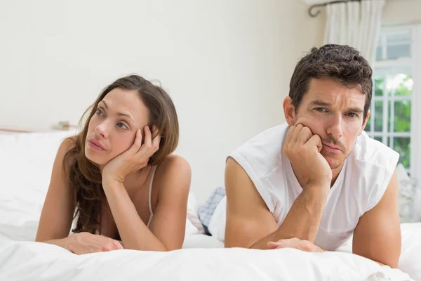 Paar niet praten na een argument in bed — Stockfoto