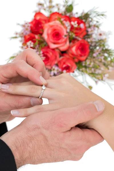 Beskuren bild av bruden och brudgummen utbyter ring — Stockfoto