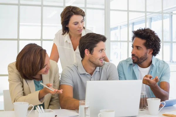 Gente d'affari che usa il computer portatile a ufficio — Foto Stock