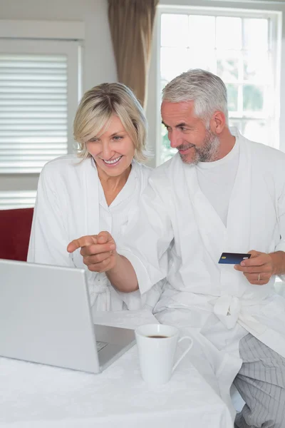 Gelukkige volwassen paar doen online winkelen thuis — Stockfoto