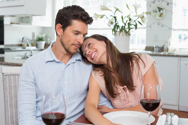 Pareja amorosa con copas de vino en casa — Foto de Stock