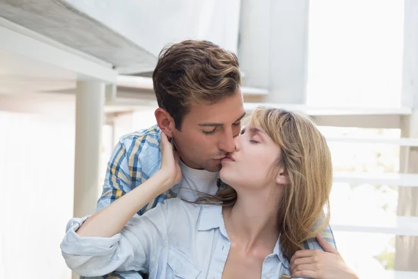 Närbild av en älskande par kyssas — Stockfoto