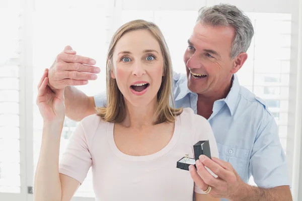 Uomo sorprendente donna felice con una fede nuziale — Foto Stock