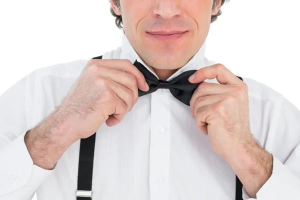 Uomo regolazione cravatta di prua — Foto Stock