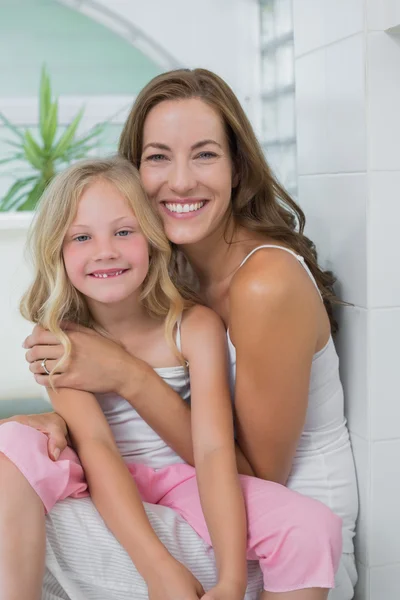 Retrato de una madre y una hija sonrientes — Foto de Stock