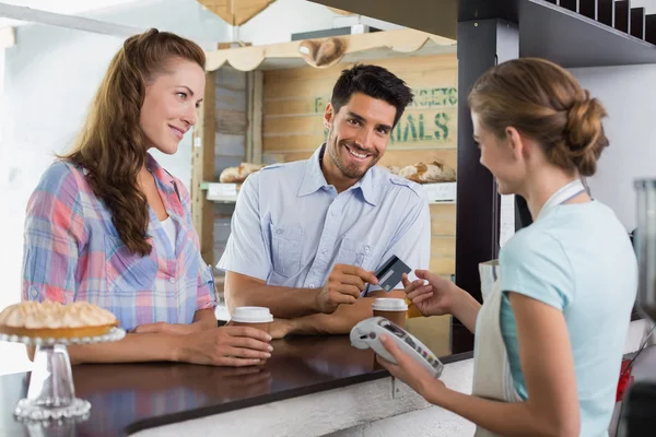 Pareja pagando factura en cafetería usando factura de tarjeta — Foto de Stock